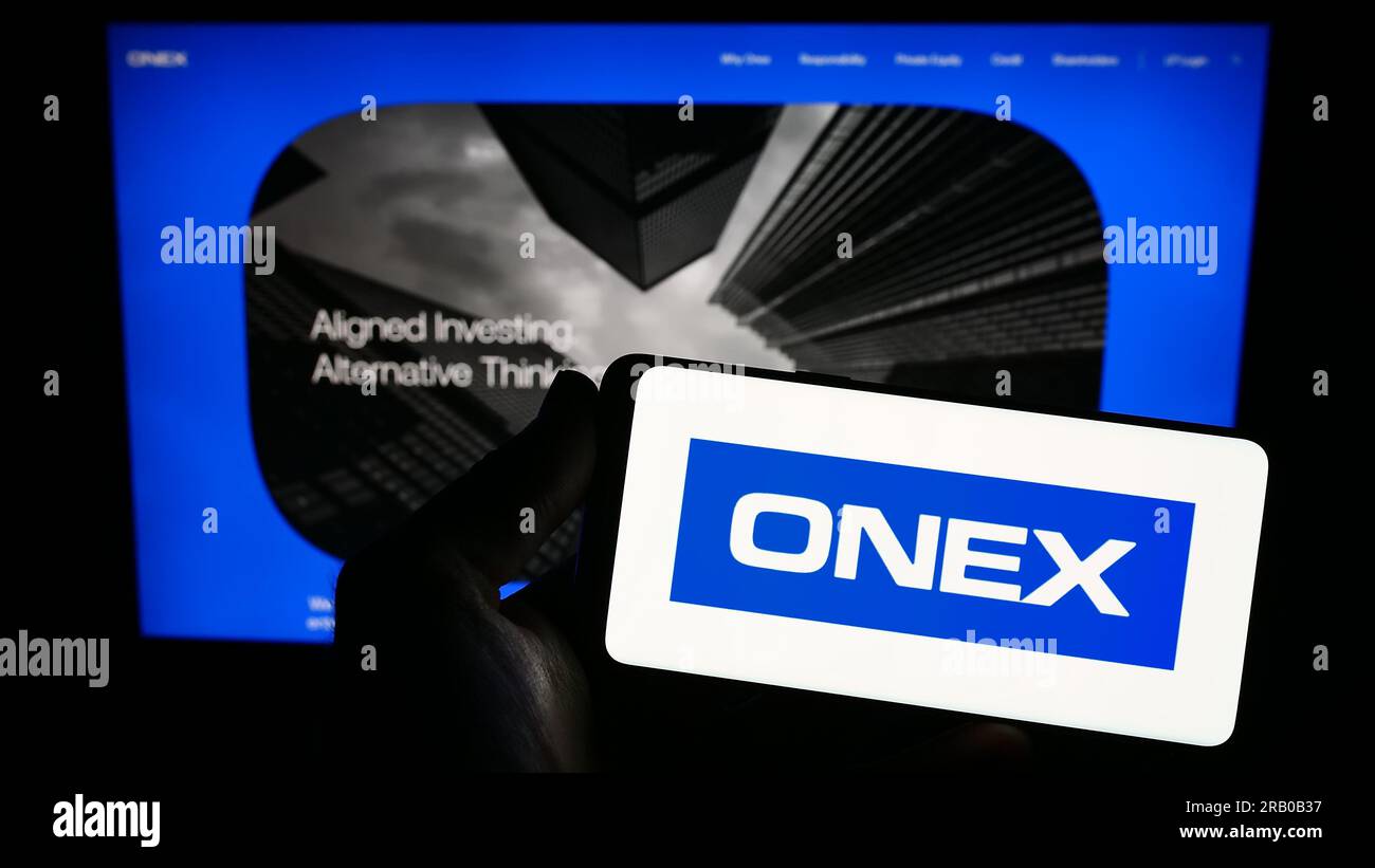 Personne détenant un téléphone intelligent avec le logo de la société de placement canadienne Onex Corporation à l'écran devant le site Web. Concentrez-vous sur l'affichage du téléphone. Banque D'Images