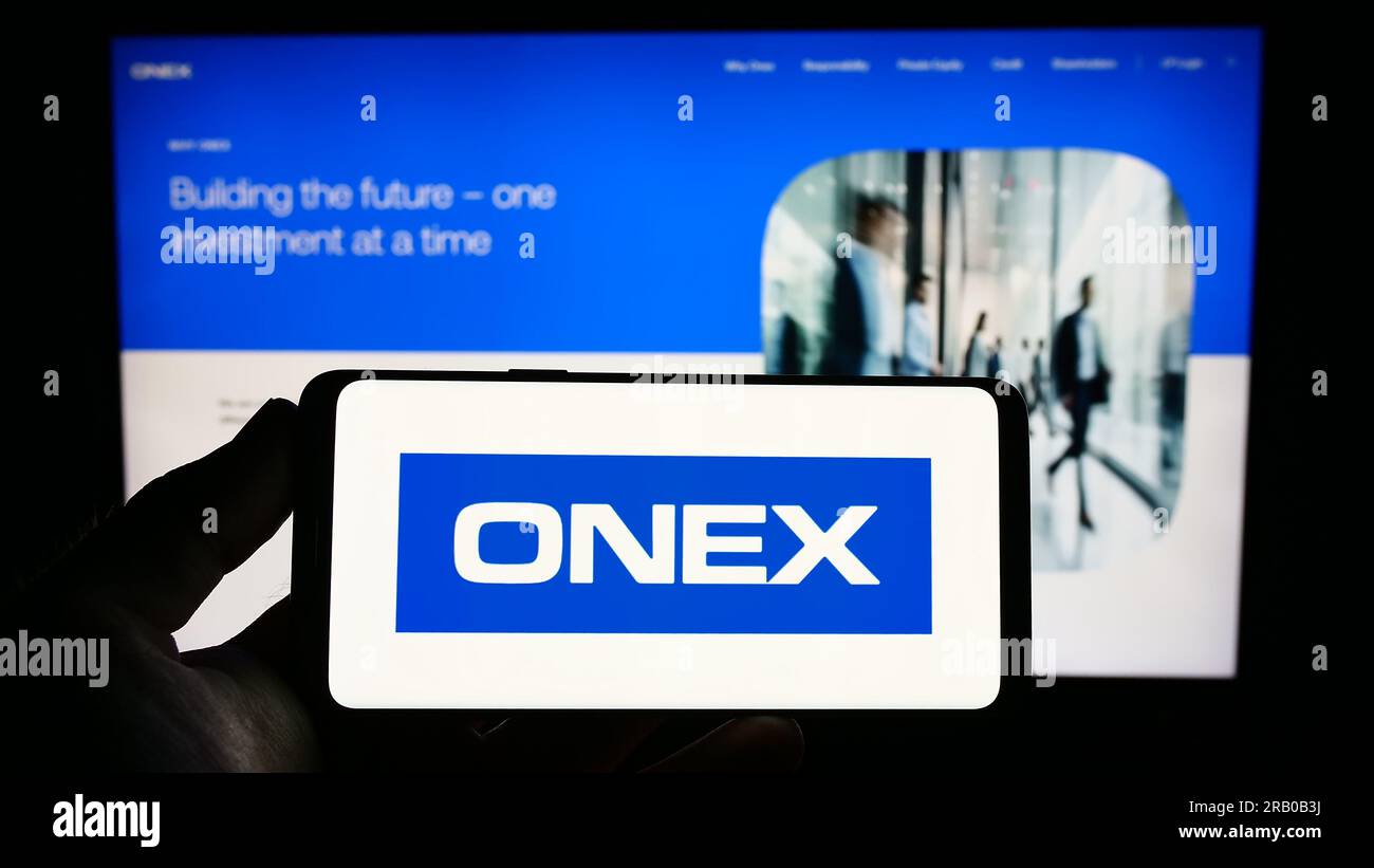 Personne détenant un téléphone mobile avec le logo de la société de placement canadienne Onex Corporation à l'écran devant la page Web. Concentrez-vous sur l'affichage du téléphone. Banque D'Images