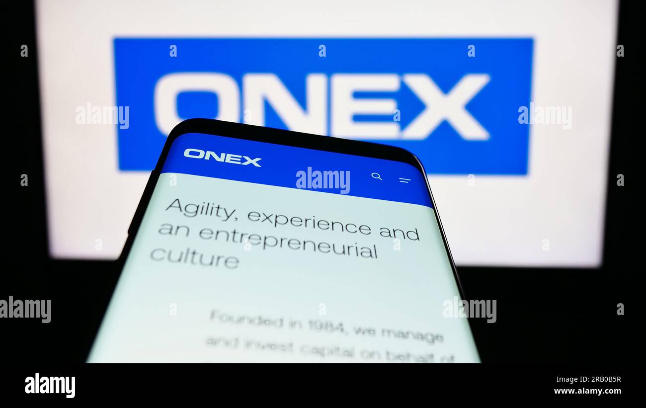 Téléphone mobile avec page Web de la société canadienne d'investissement Onex Corporation à l'écran devant le logo de l'entreprise. Effectuez le focus sur le coin supérieur gauche de l'écran du téléphone. Banque D'Images