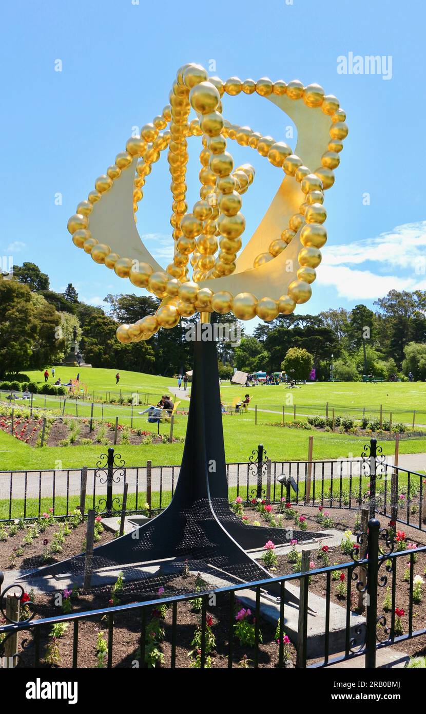Sculpture la Rose des vents or et aluminium du sculpteur Jean-Michel Othoniel Golden Gate Park San Francisco Californie USA Banque D'Images