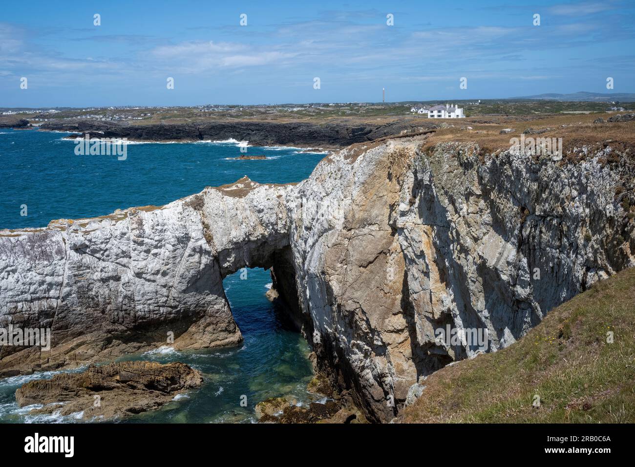BWA Gwyn (White Arch), une arche marine naturelle, près de Rhoscolyn, Holy Island, pays de Galles Banque D'Images