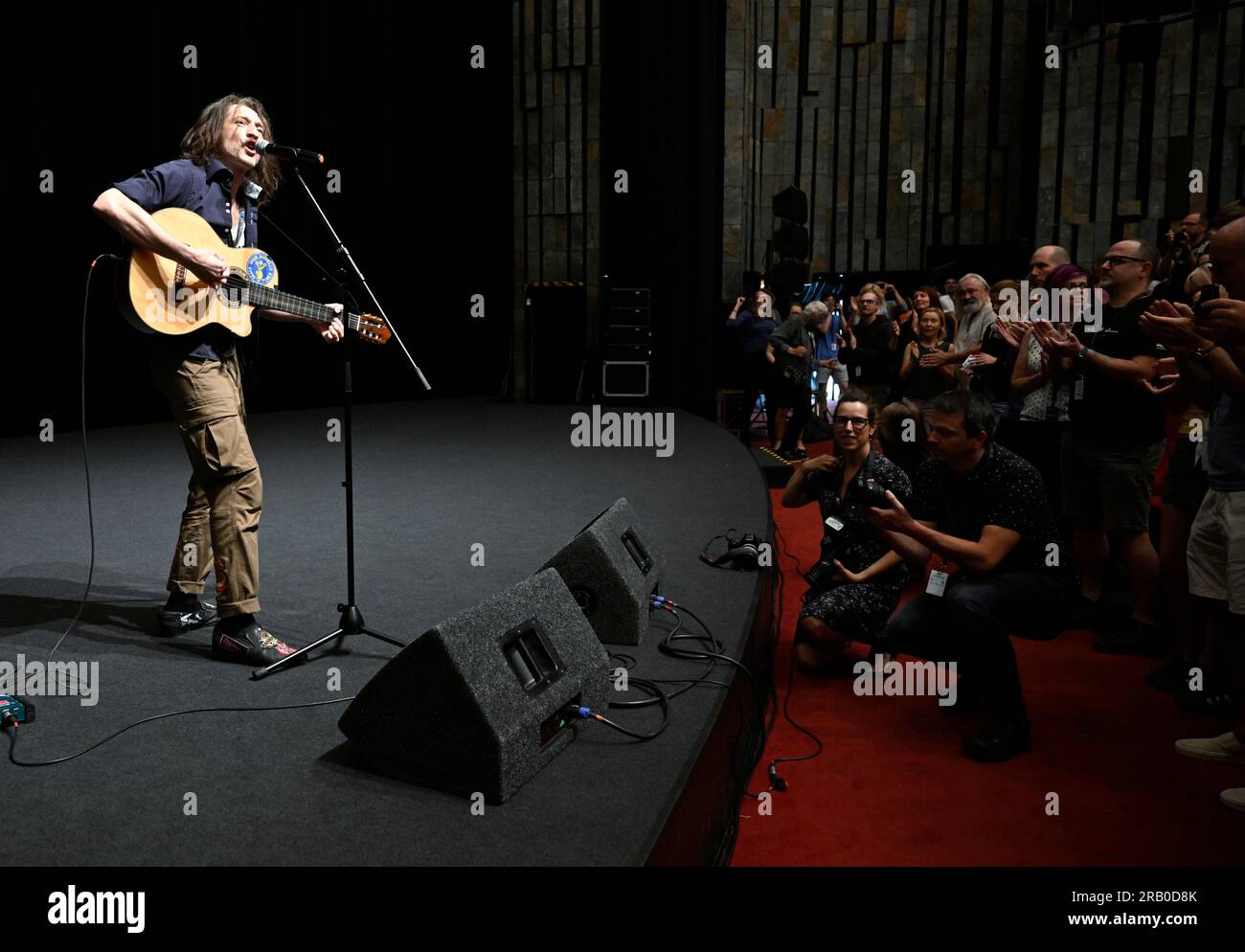 Karlovy Vary, République tchèque. 06 juillet 2023. Eugene Hutz, chanteur du groupe de musique Gogol Bordello, se produit lors de la présentation du film Scream of My Blood : a Gogol Bordello Story au 57e Festival international du film de Karlovy Vary (KVIFF), le 6 juillet 2023, à Karlovy Vary, en République tchèque. Crédit : Katerina Sulova/CTK photo/Alamy Live News Banque D'Images