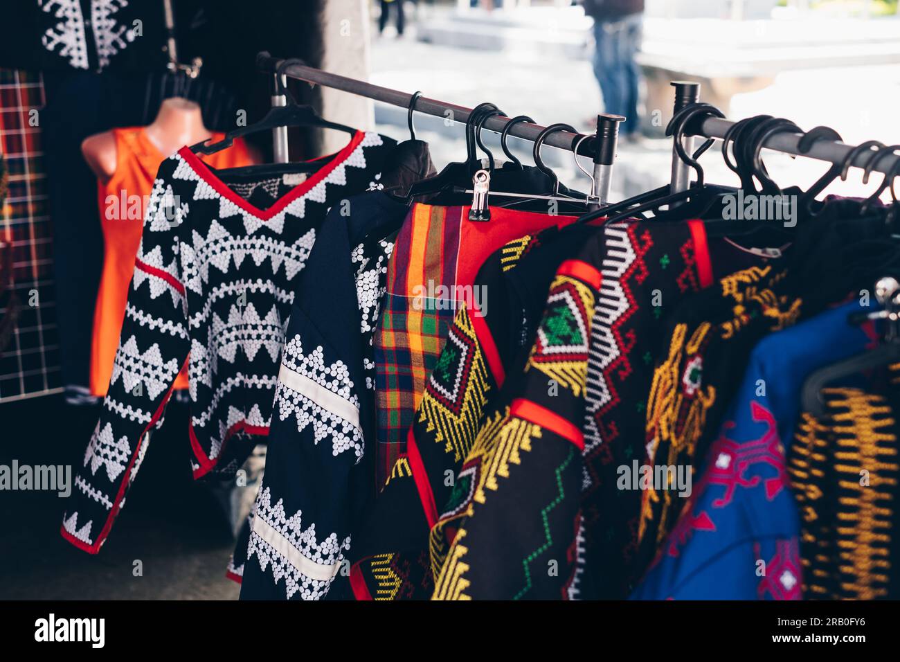 Tableau suspendu de robes traditionnelles faites à la main de femmes T'boli appelées 'Kegal T'boli', mélangées de Kegal Bentilas (paillettes) et Kegal Nessif (broderie) Banque D'Images