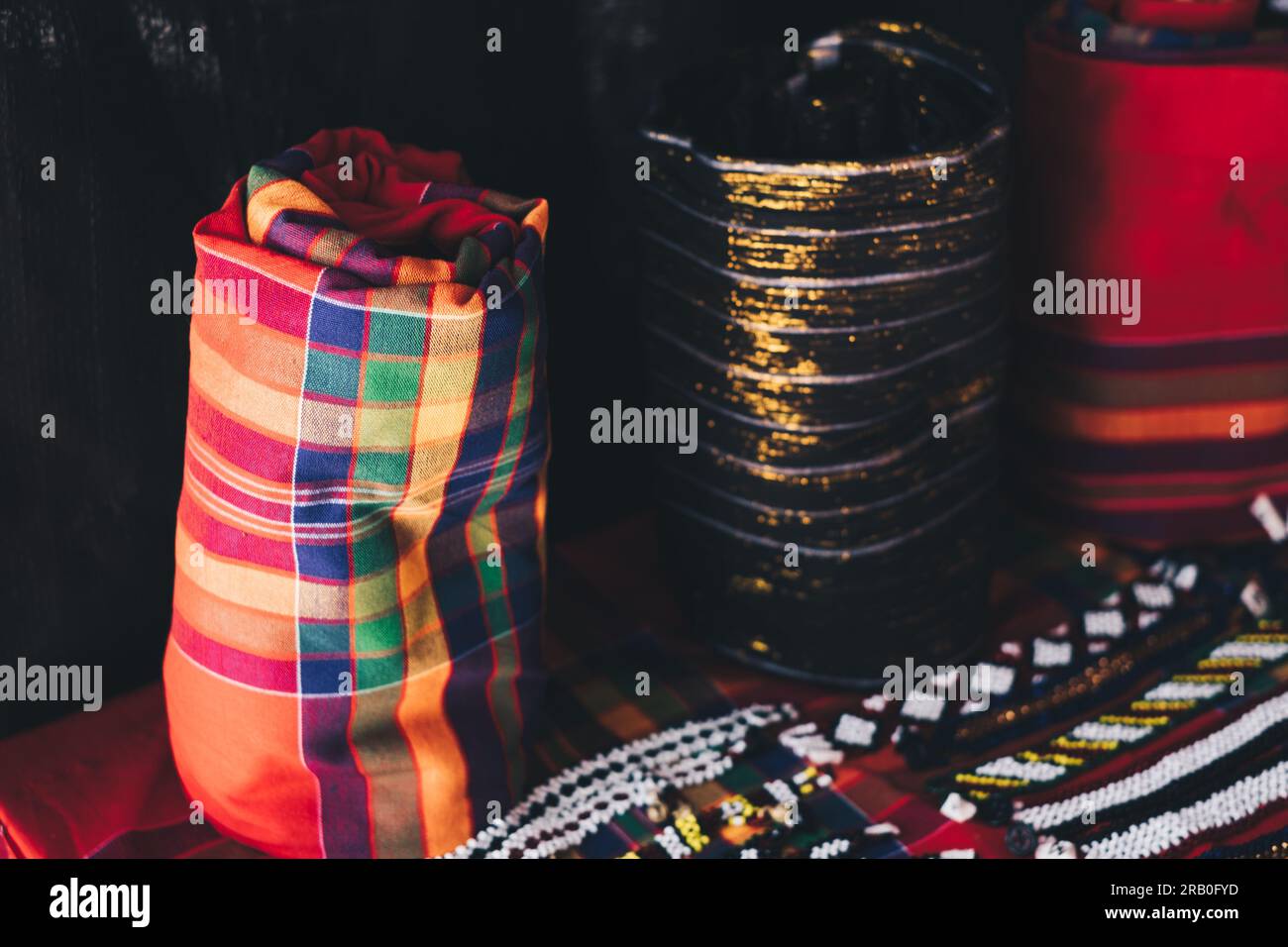 Rouleau droit de T'boli Malong 'jupe tube' tissée à la main dans des couleurs traditionnelles et la conception en plaid rouge qui peut être porté comme robe, jupe, cape, etc Banque D'Images