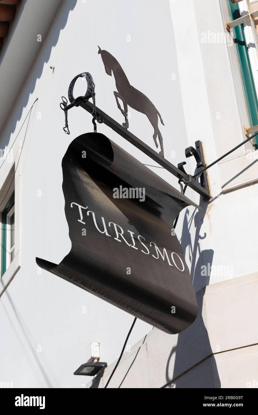 Europe, Portugal, région de l'Alentejo, Golega, panneau sur la façade de l'Office du tourisme pendant la Foire du cheval de mai Banque D'Images