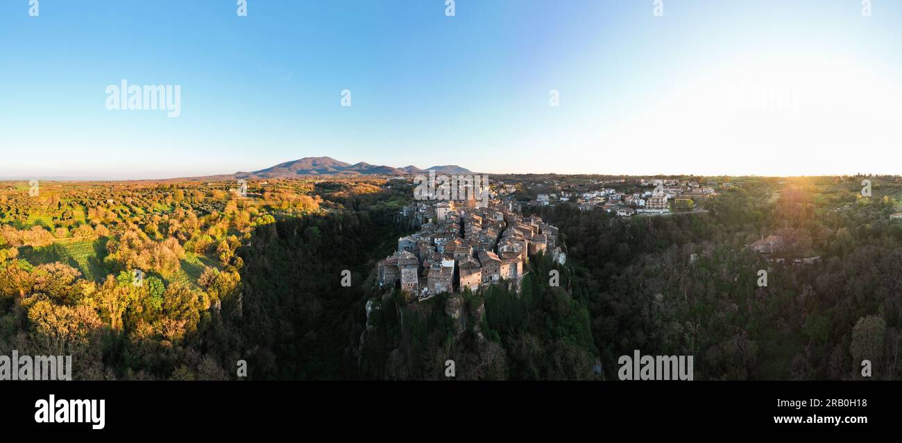 Vue d'en haut, vue panoramique sur le village de Vitorchiano au coucher du soleil. Vitorchiano est un village italien médiéval situé dans la province de Viterbo, en Latium Banque D'Images