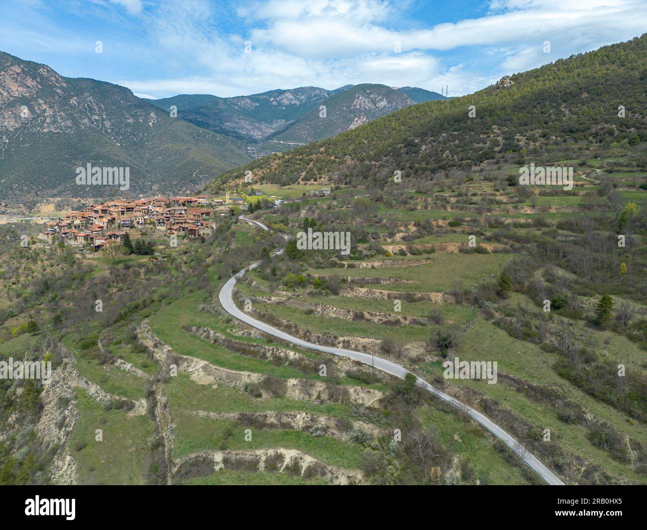 Vue aérienne de la pittoresque ville d'Arseguel dans l'Alto Urgel à Lerida dans les Pyrénées catalanes en Espagne Banque D'Images