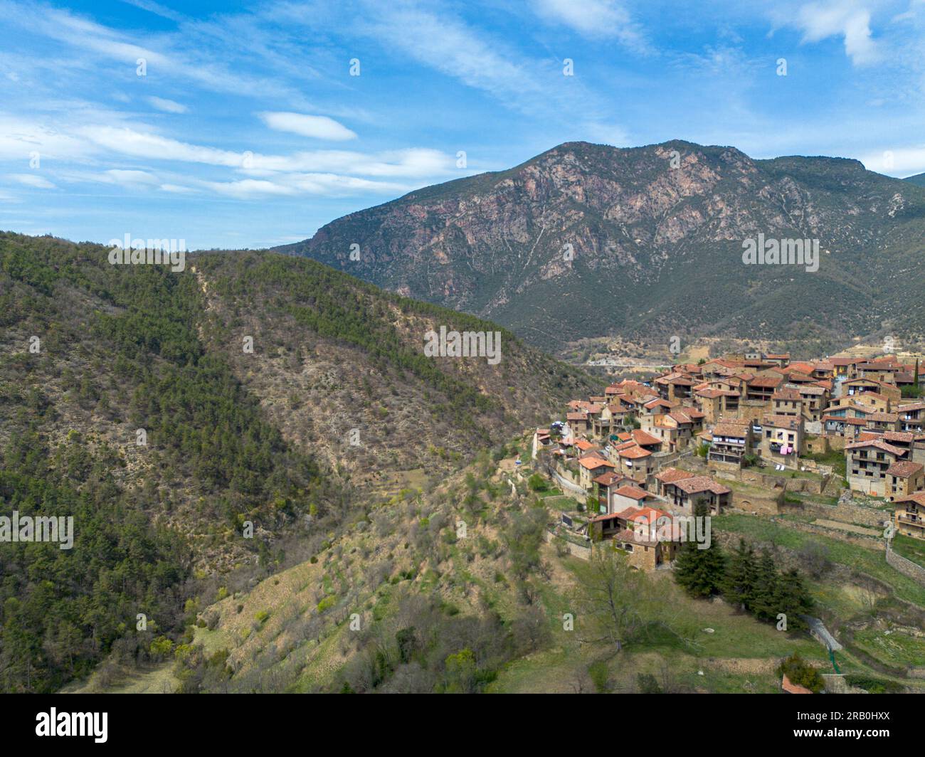 Vue aérienne de la pittoresque ville d'Arseguel dans l'Alto Urgel à Lerida dans les Pyrénées catalanes en Espagne Banque D'Images