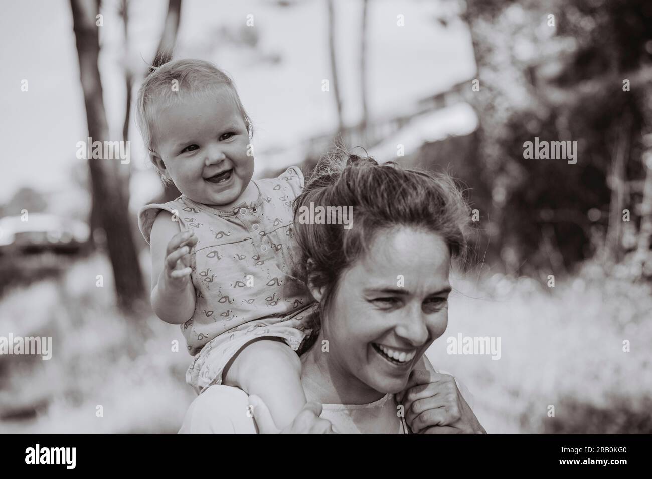 Mère porte sa fille sur l'épaule Banque D'Images