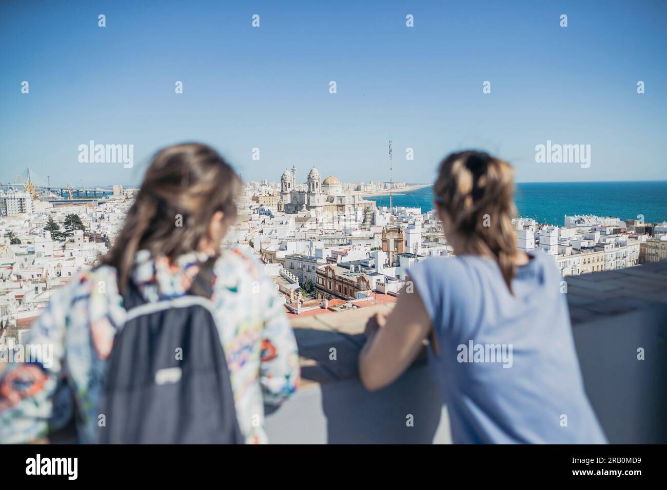 Les touristes regardent Cadix, Espagne Banque D'Images