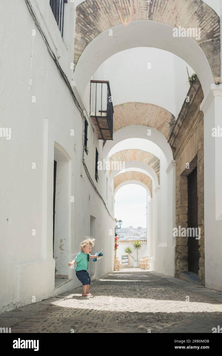 Petit garçon dans une ruelle à Cadix, Espagne Banque D'Images