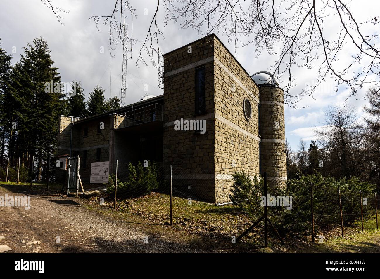 Europe, Pologne, petite Pologne, Lubomir dans l'île Beskids, pic, observatoire astronomique Banque D'Images