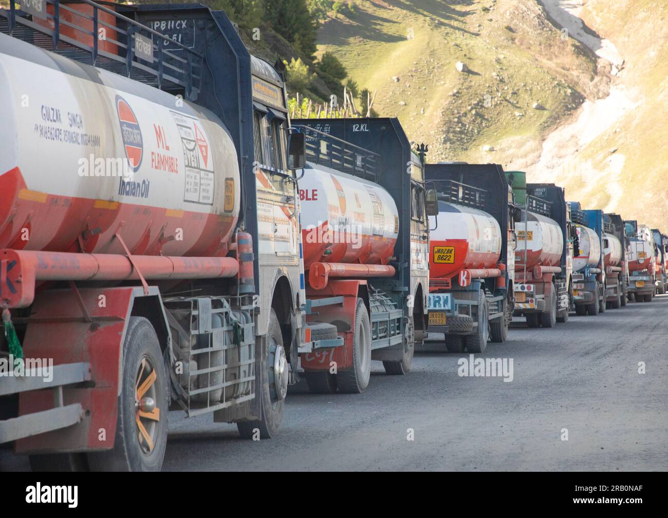 Embouteillages de camions pétroliers sur un col à travers la montagne, Jammu et Cachemire, Sonamarg, Inde Banque D'Images