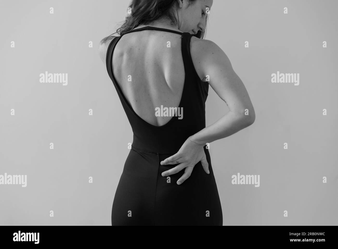 La femme qui pratique le yoga est sur son dos montrant la coupe de ses vêtements de sport Banque D'Images