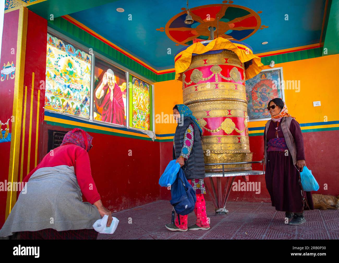 Roue de prière avec portrait du Dalaï Lama à Sonamling , Ladakh, Leh, Inde Banque D'Images
