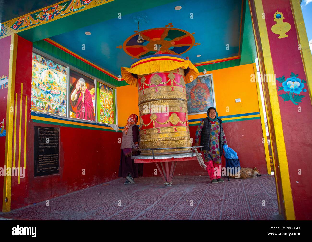 Roue de prière avec portrait du Dalaï Lama à Sonamling , Ladakh, Leh, Inde Banque D'Images
