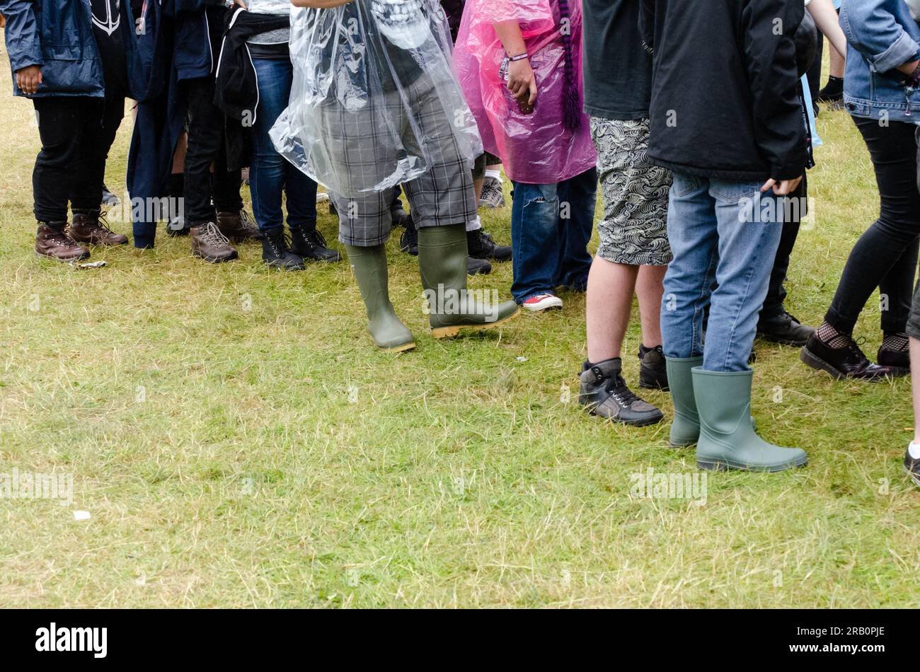 Les fans de rock font la queue au festival de rock Sonisphere à Knebworth, Hertfordshire, Royaume-Uni. Événement extérieur par temps humide. L'été humide Banque D'Images