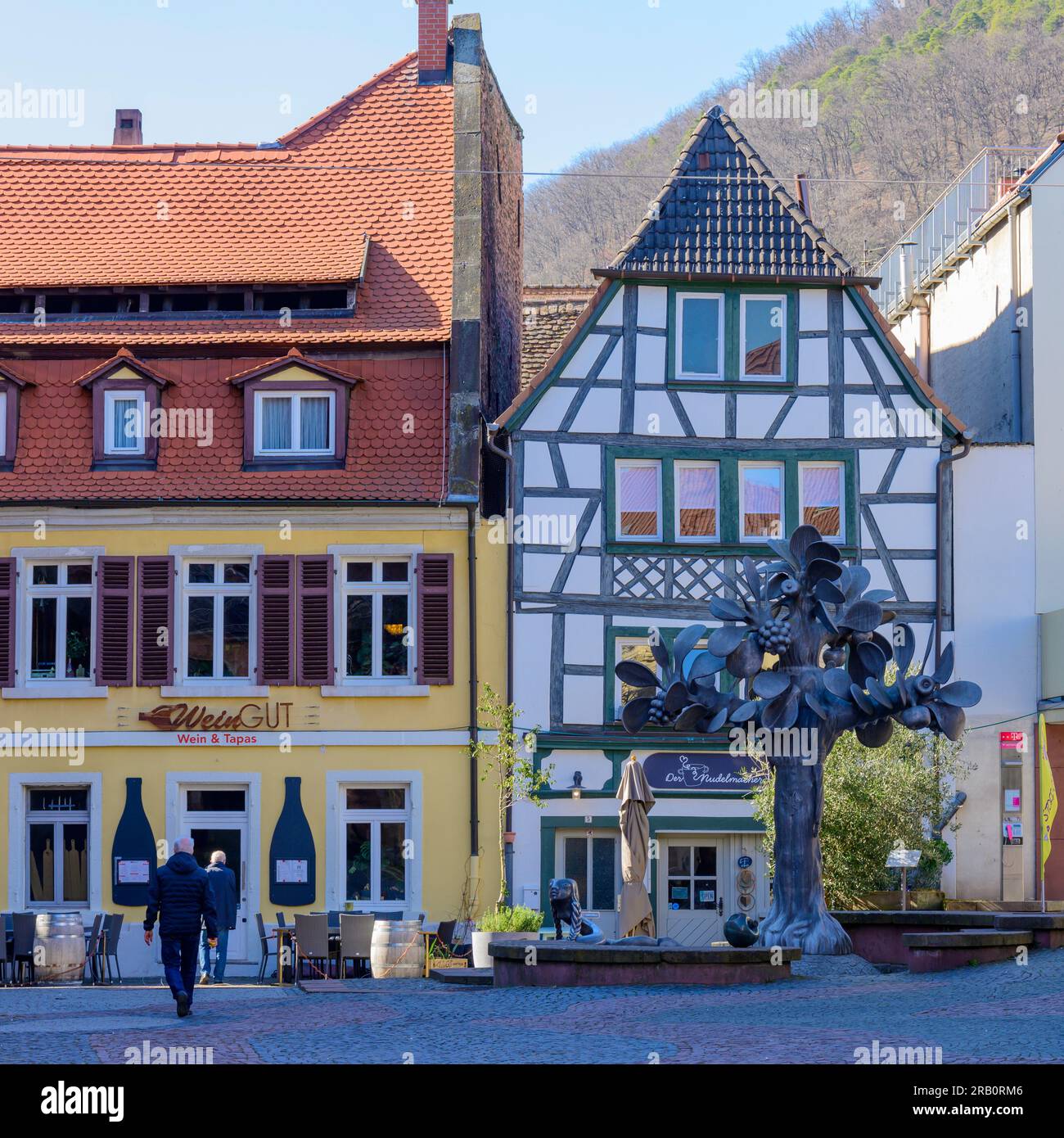 Allemagne, Rhénanie-Palatinat, Neustadt a. d. Weinstraße, la fontaine du Paradis du professeur Gernot Rumpf est présente sur le marché de la pomme de terre depuis 1973. Banque D'Images