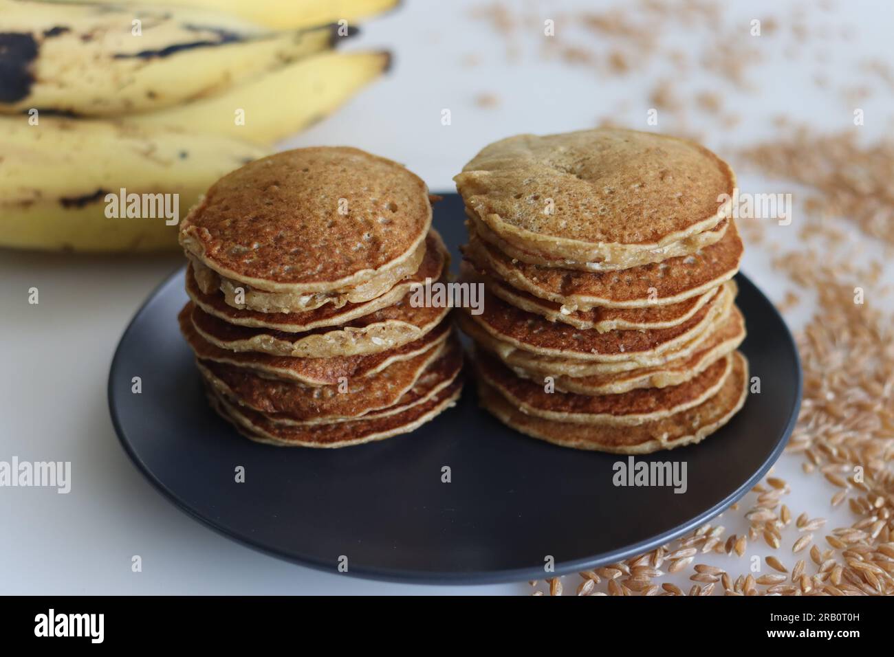 Crêpe de plantain de blé Khapli. Une version saine de crêpes à base de farine de blé Emmer, plantain mûr, sucrée avec du jaggery. Une version de Pancake wi Banque D'Images