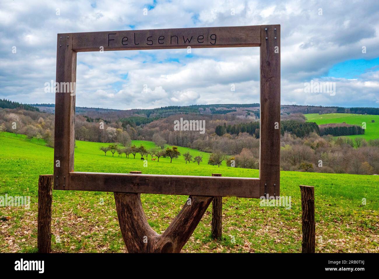 Vue à Hageberg, sentier de randonnée Felsenweg Losheim am See, boucles de rêve Saar-Hunsrück, Parc naturel Saar-Hunsrück, Sarre, Allemagne Banque D'Images