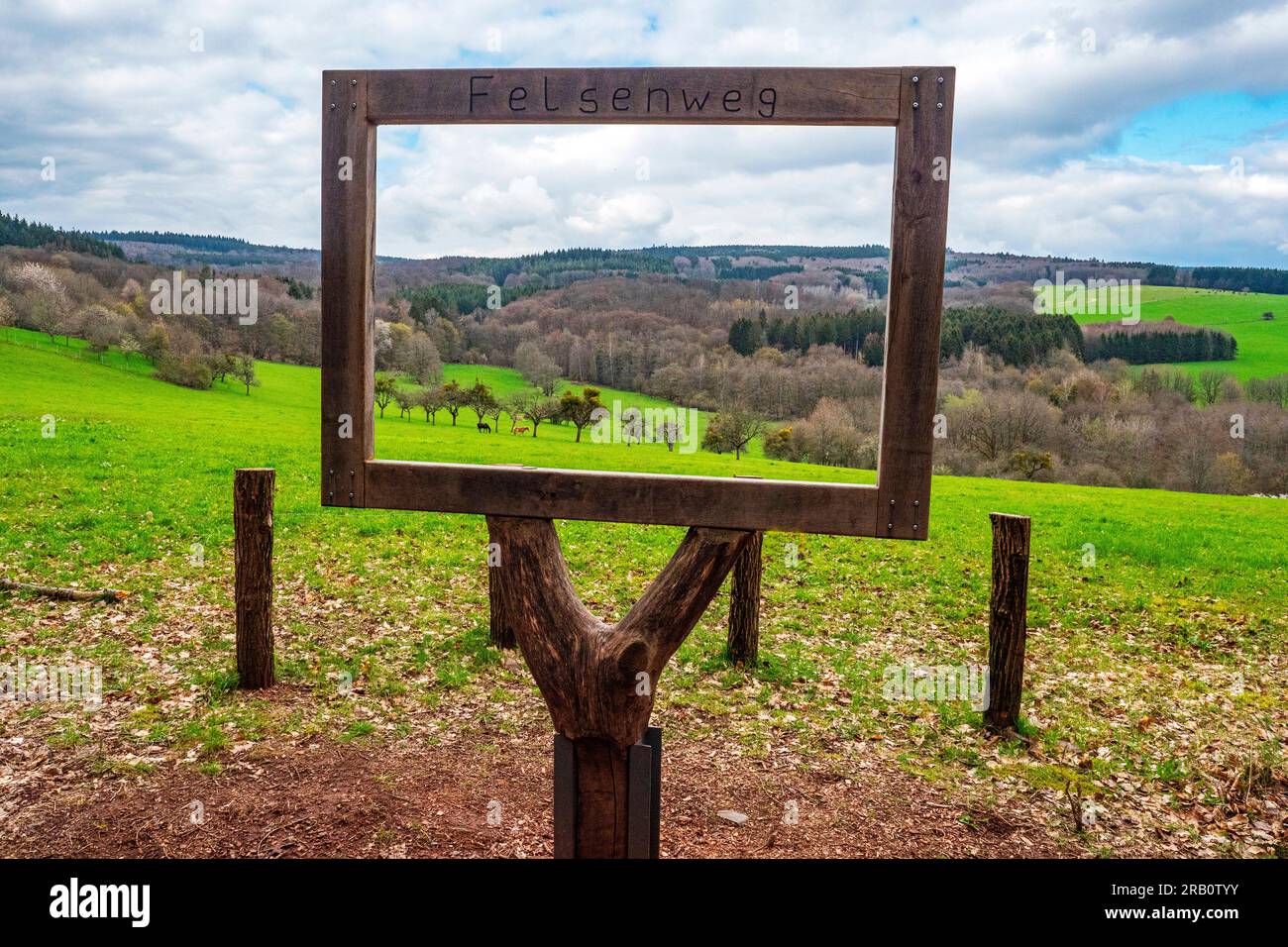 Vue à Hageberg, sentier de randonnée Felsenweg Losheim am See, boucles de rêve Saar-Hunsrück, Parc naturel Saar-Hunsrück, Sarre, Allemagne Banque D'Images