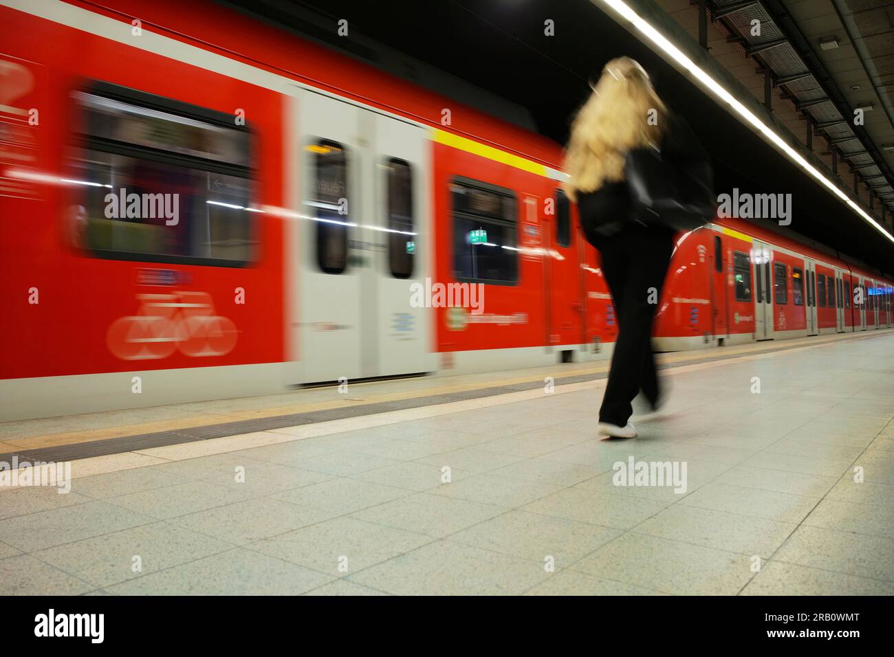 Arrivée train de banlieue, classe 420 en rouge, gare de Feuersee, passagers, Stuttgart, Baden-Wuerttemberg, Allemagne Banque D'Images