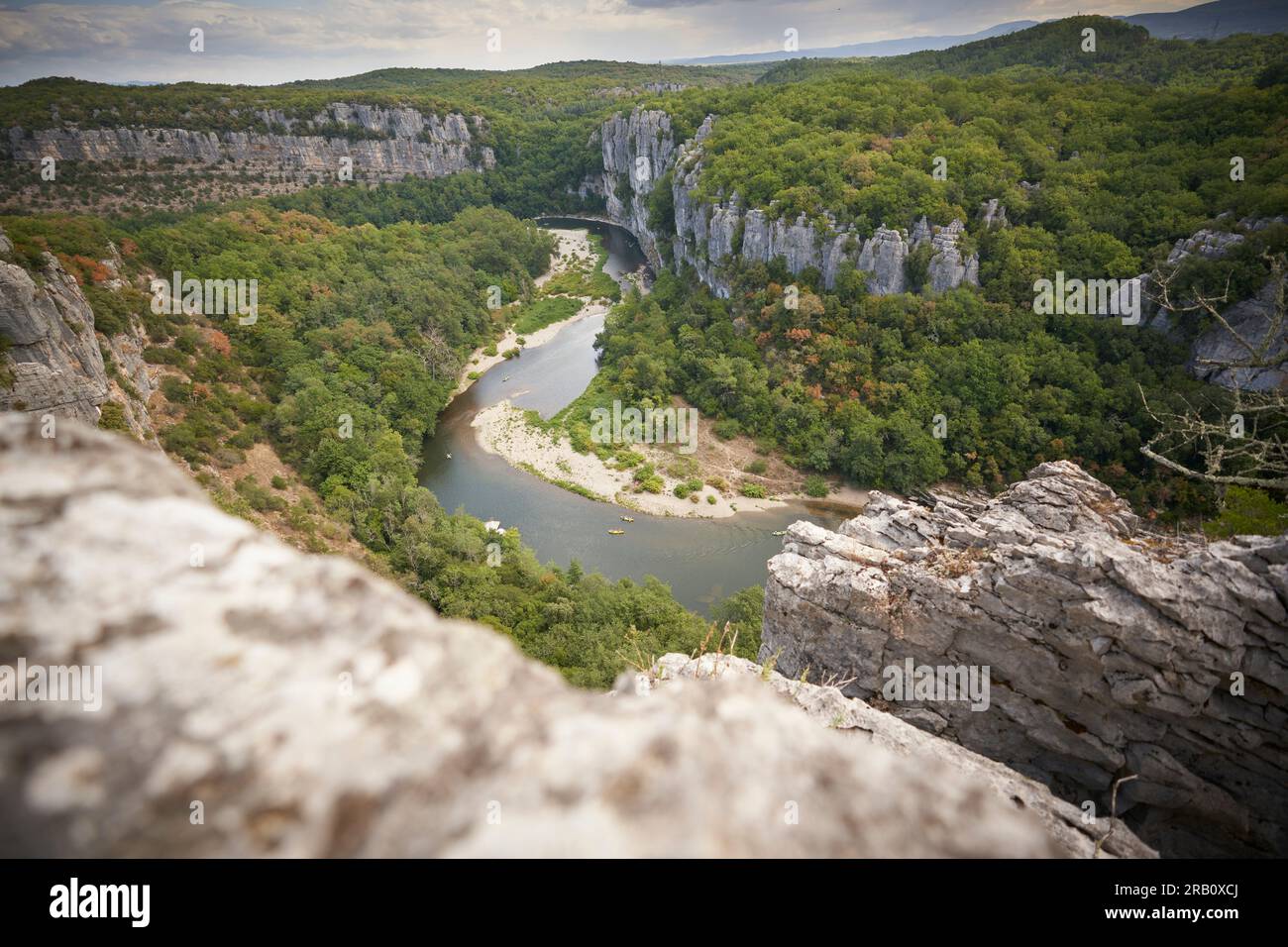 Canoéistes dans les gorges du Chassezac en Ardèche, Auvergne, France, Banque D'Images