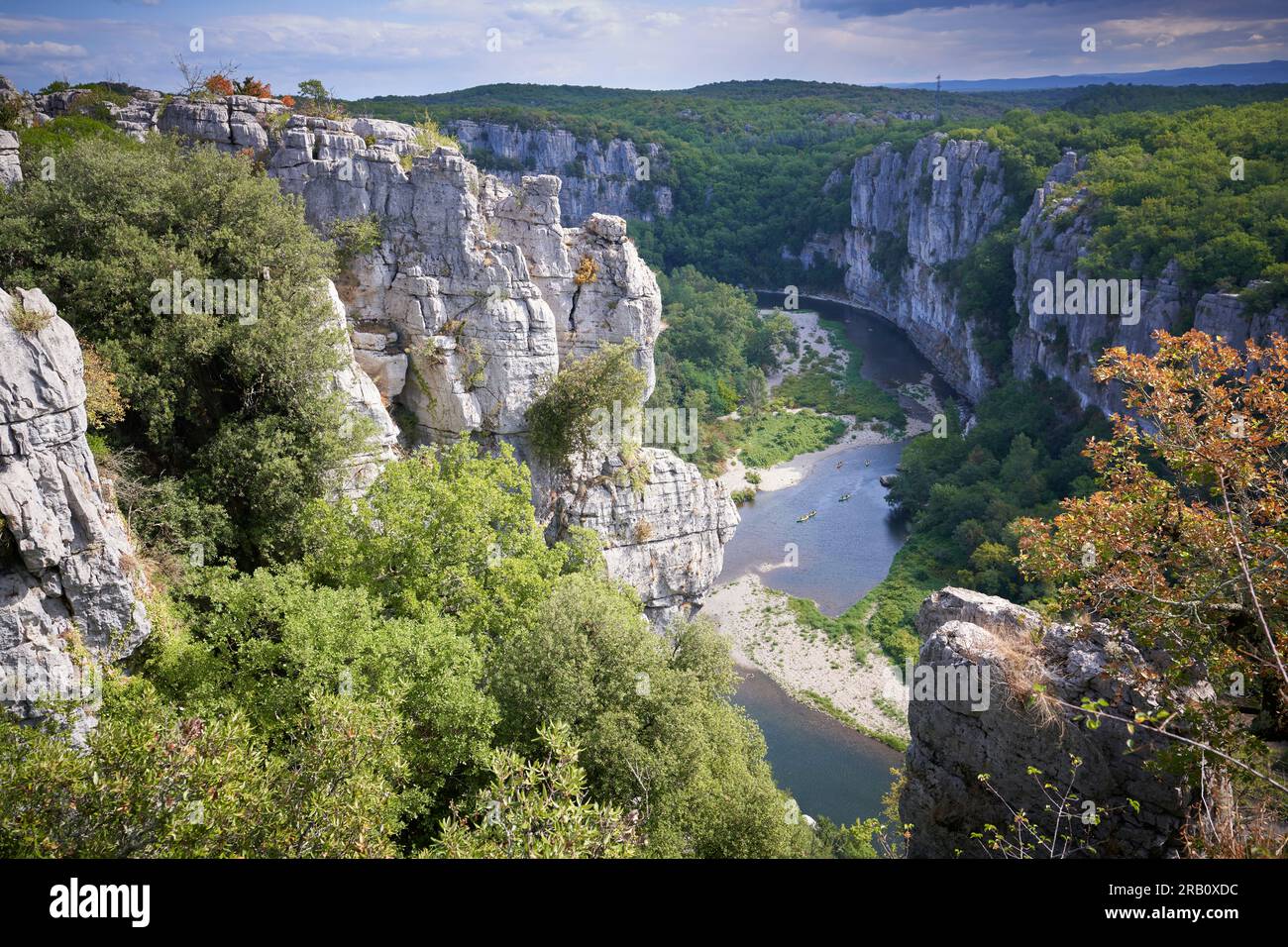 Canoéistes dans les gorges du Chassezac en Ardèche, Auvergne, France, Banque D'Images