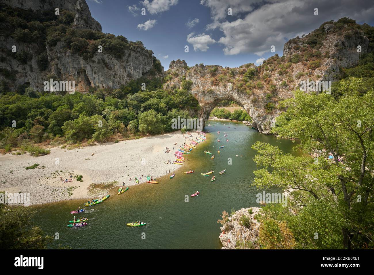 Canoéistes et baigneurs dans les gorges de l'Ardèche à Pont d'Arc près de Vallon-Pont d'Arc, Ardèche, Auvergne, France, Banque D'Images