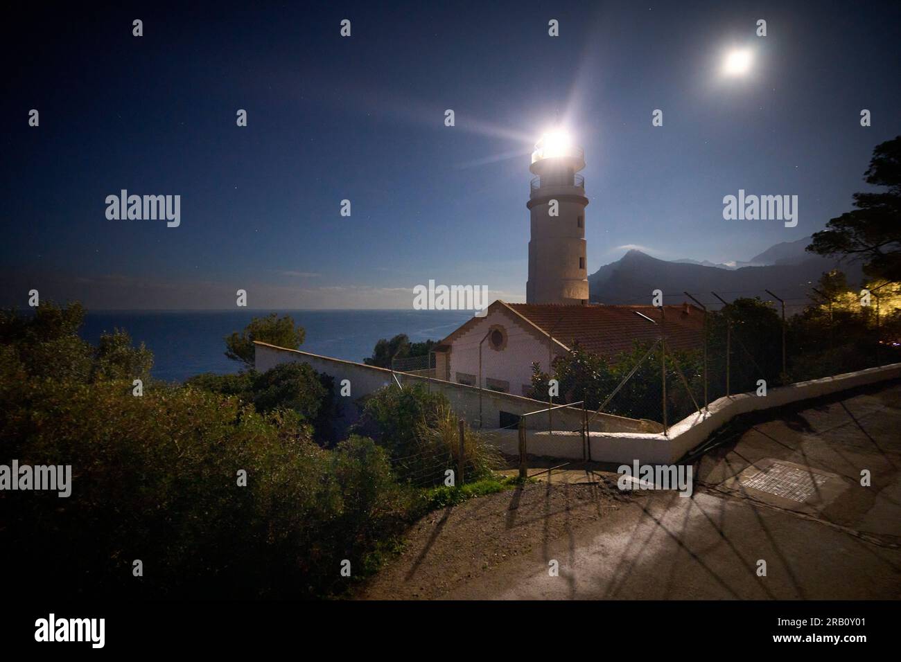 Espagne, Majorque, Port de Soller, Phare Far des Cap gros en fin de soirée à la pleine lune Banque D'Images