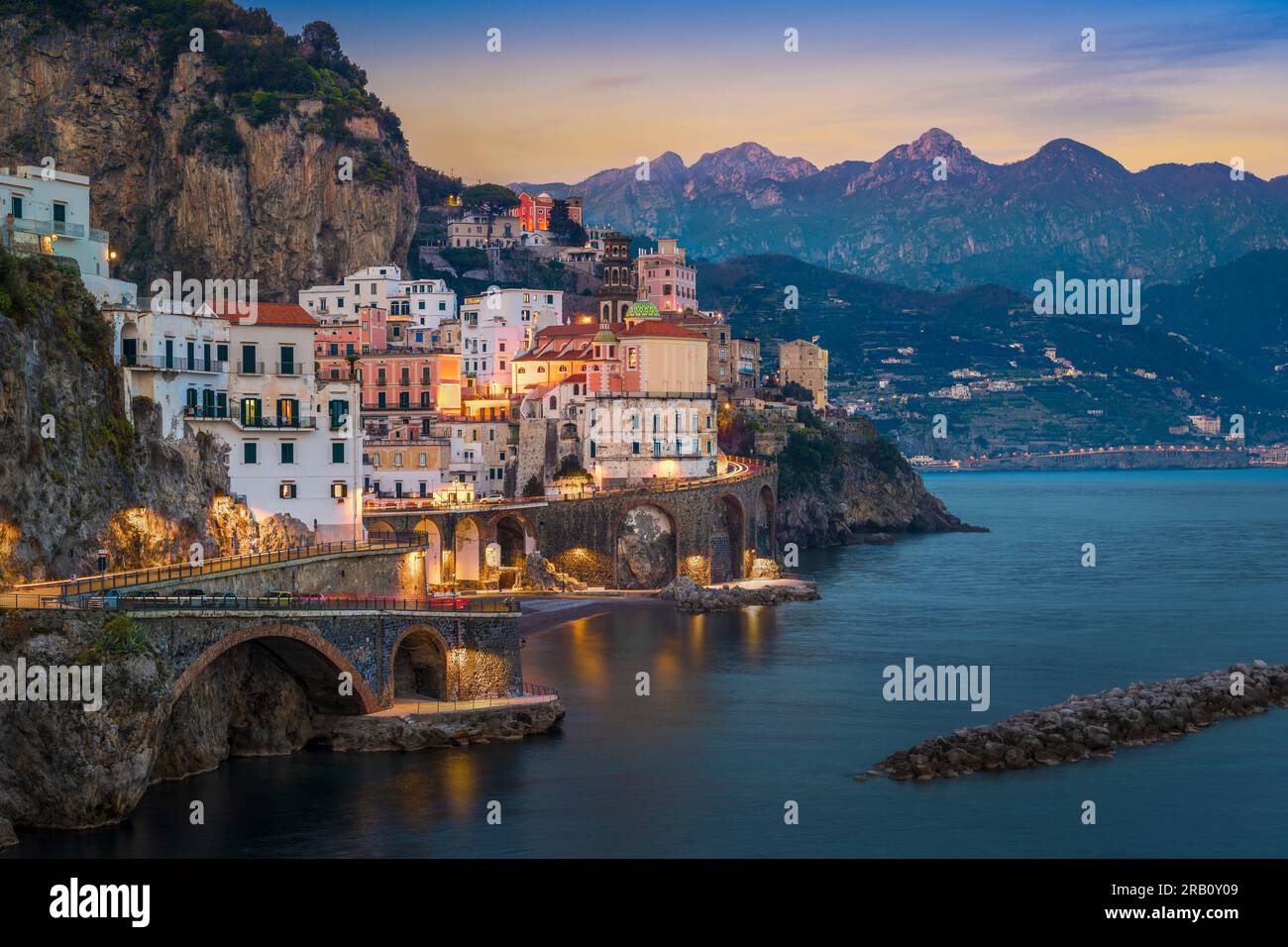 Nuit à Atrani, côte amalfitaine, Campanie, Italie Banque D'Images