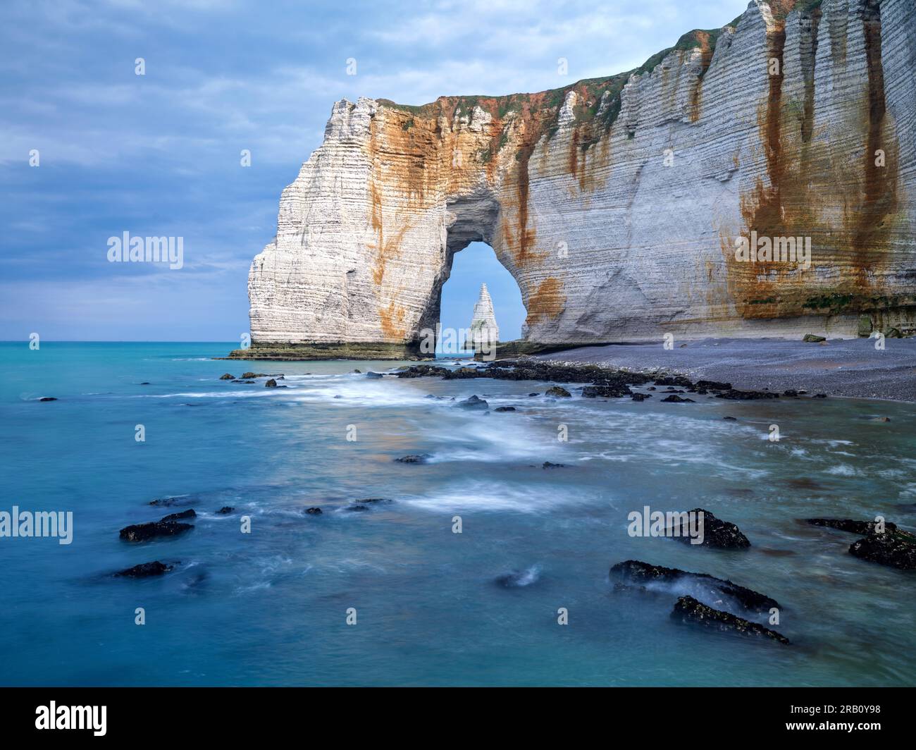 Aiguille d'Etretat vue à travers Manneporte, Normandie Banque D'Images