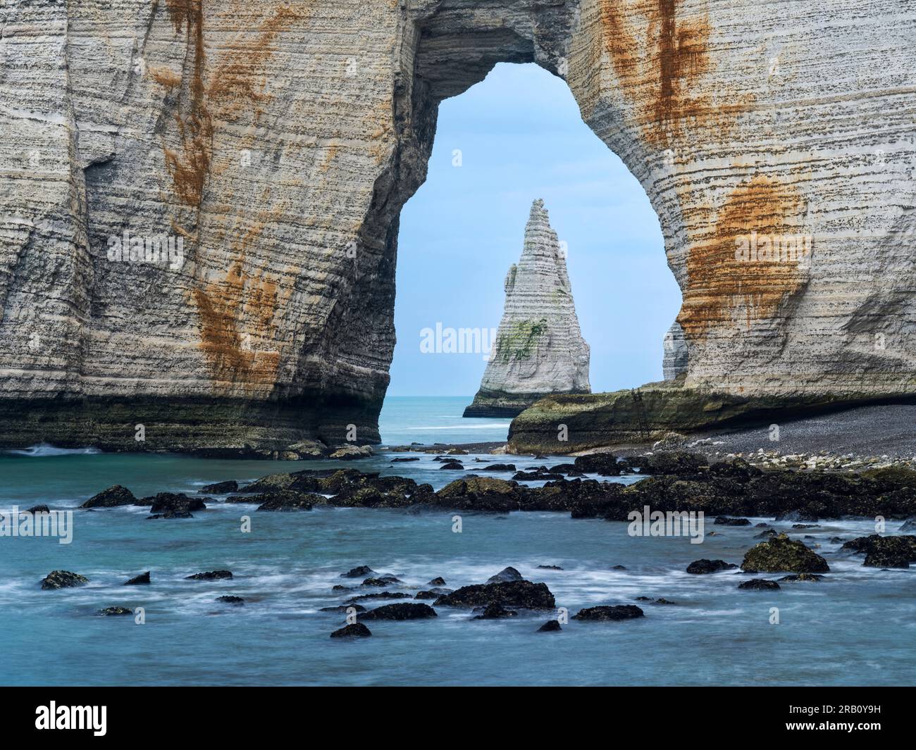 Aiguille d'Etretat vue à travers Manneporte, Normandie Banque D'Images