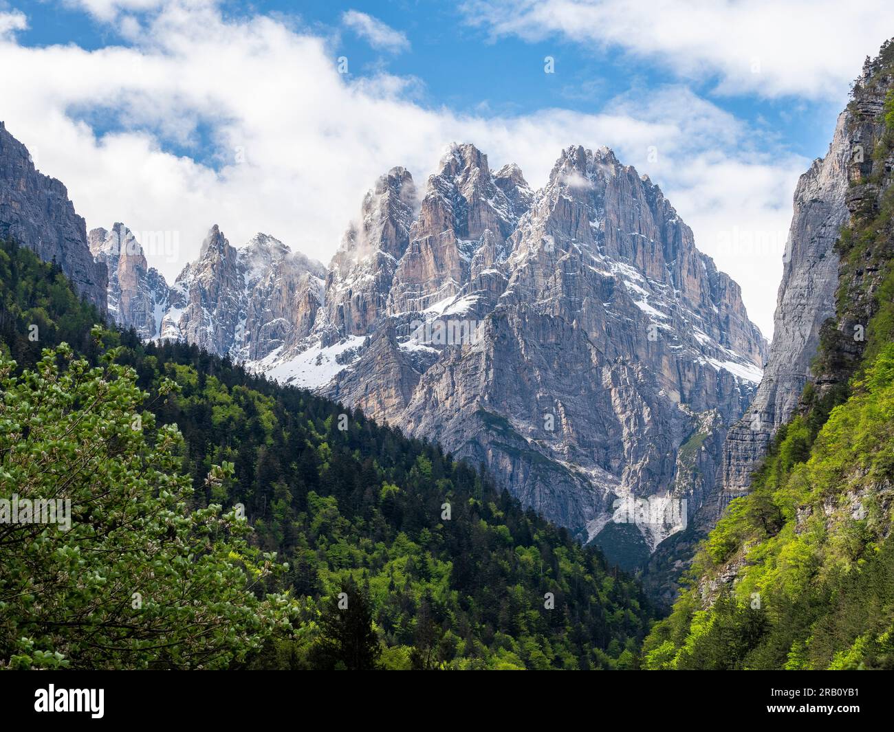 Vue sur la Brenta, une chaîne de montagnes des Alpes calcaires du Sud, située dans le Trentin dans le nord de l'Italie. Banque D'Images