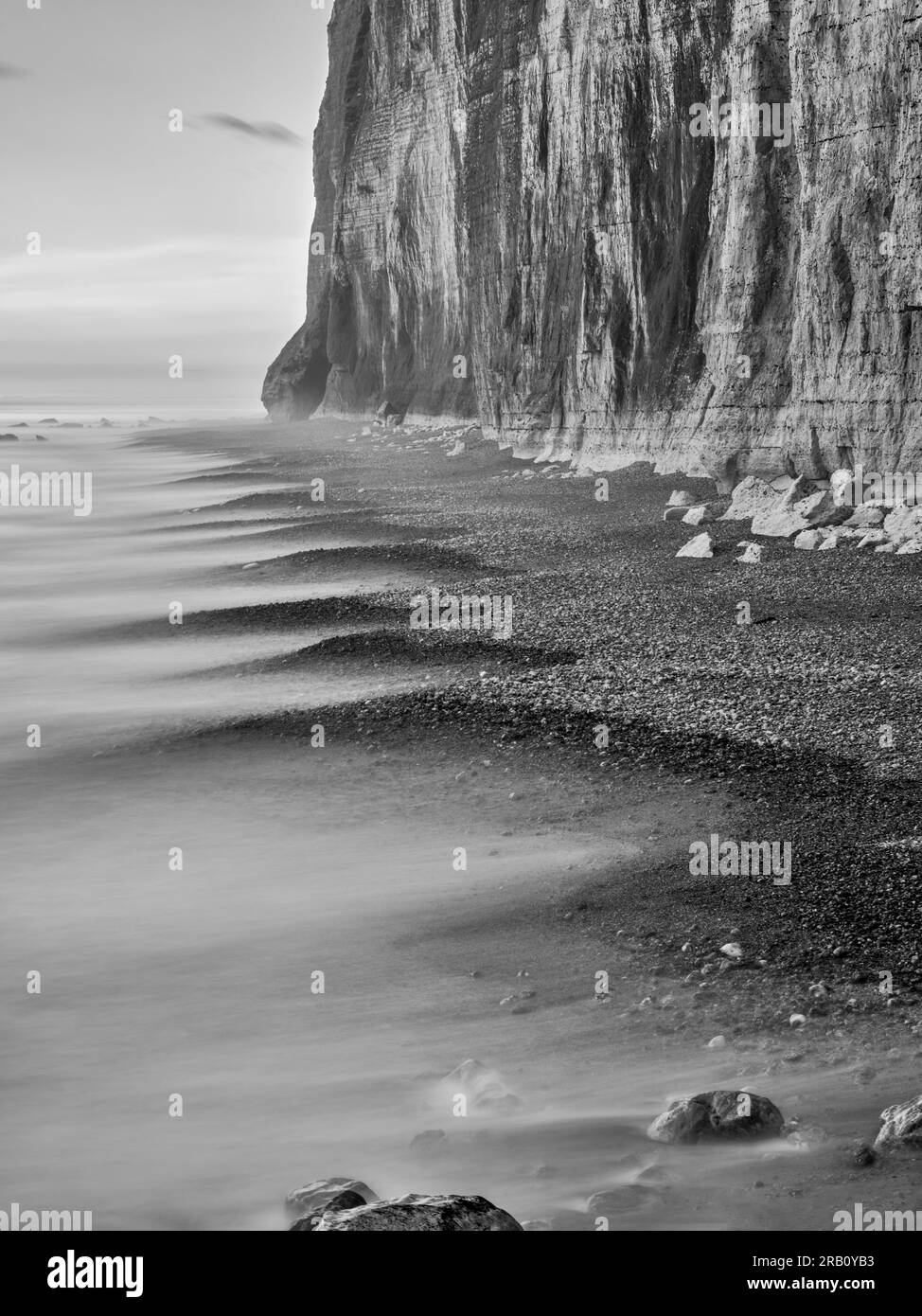 falaise, côte de craie, falaises de craie, à voir, vue, beauté pittoresque lieu pittoresque, impressionnisme, plage, pierre, plage de pierres, plage de pierres, falaise, mur de craie, surf, vague, eau Banque D'Images