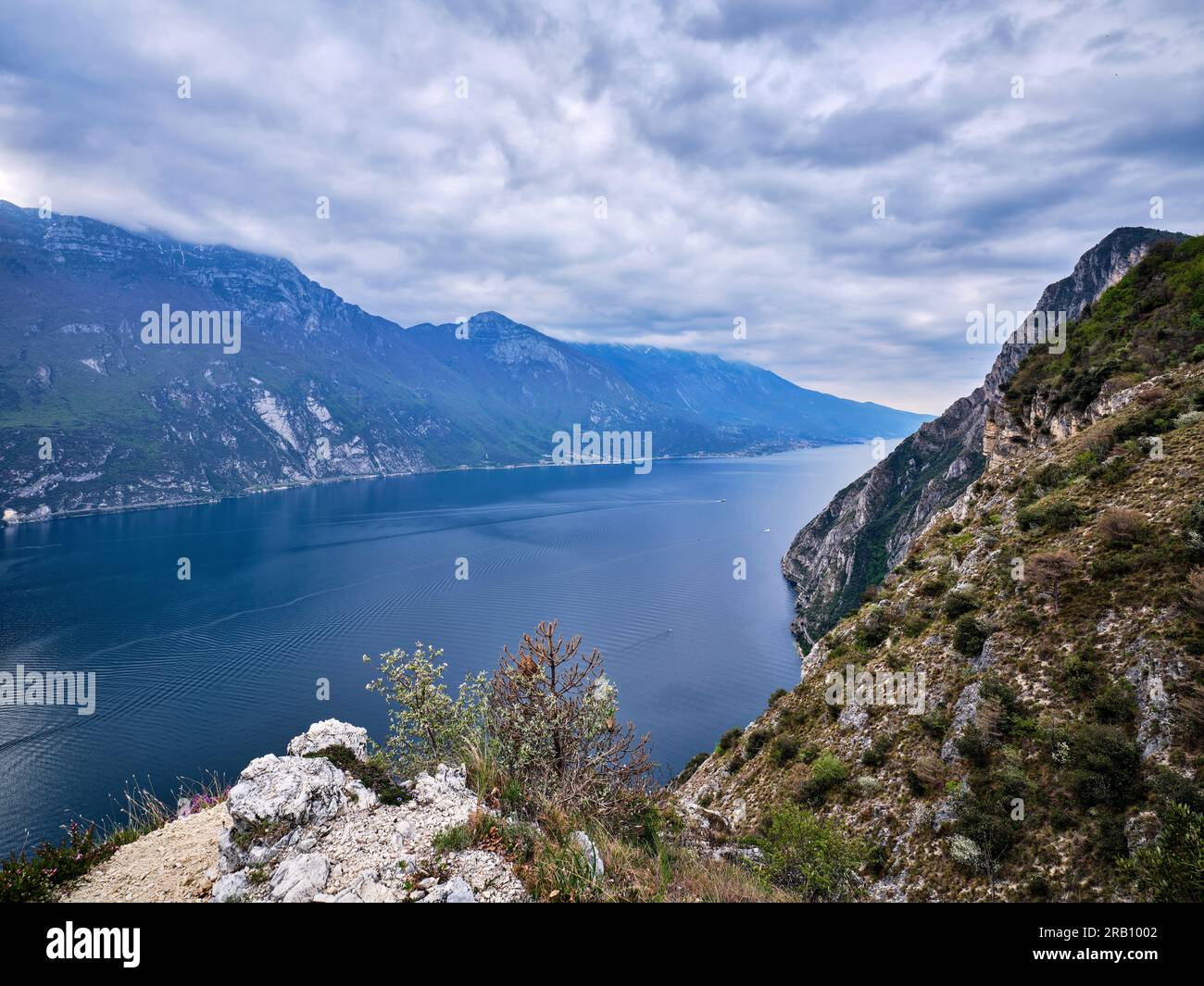 Vue basse sur le lac de Garde, Pregasina. Banque D'Images