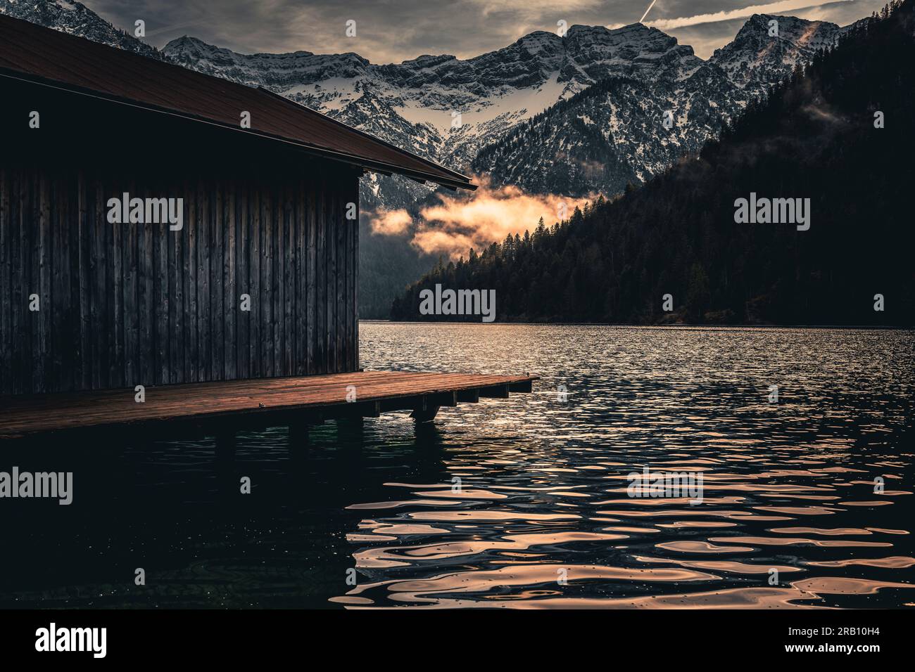 Lac, montagnes, hangar à bateaux, plansee, tyrol, autriche Banque D'Images