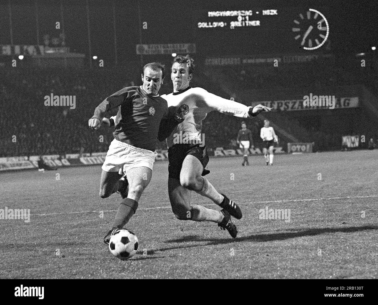 L'ancien joueur national Horst Dieter Hoettges meurt à l'âge de 79 ans. PHOTO D'ARCHIVE ; duels d'action entre BENE (à gauche, Hongrie) et Horst-Dieter HOETTGES, Allemagne, Laenderspiel, équipe nationale allemande de football, Hongrie - Allemagne 0:2, 29.03.1972. ? Banque D'Images