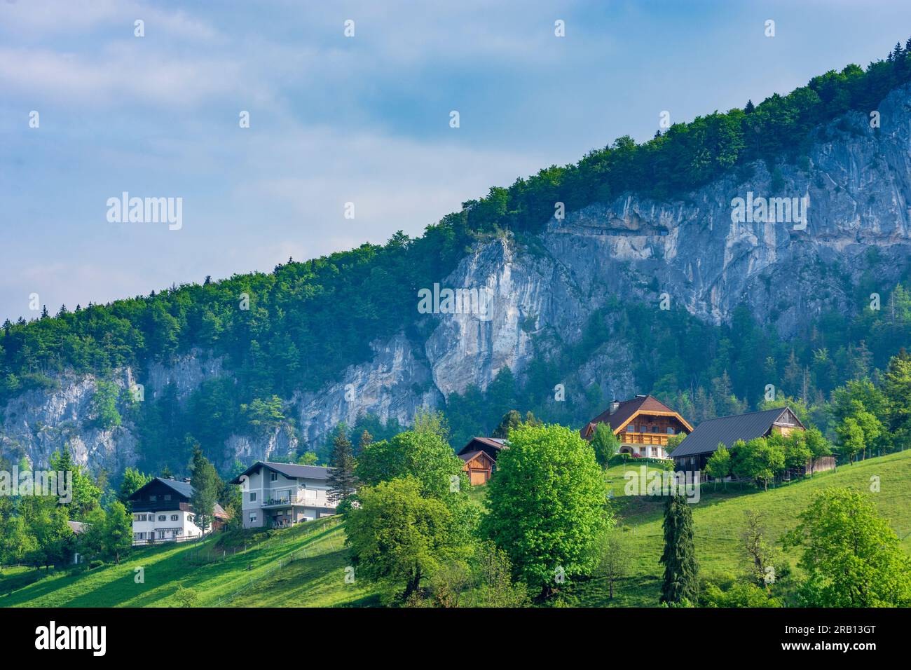 Bad Goisern am Hallstättersee, mur de roche Ewige Wand, maisons à Salzkammergut, haute-Autriche, Autriche Banque D'Images