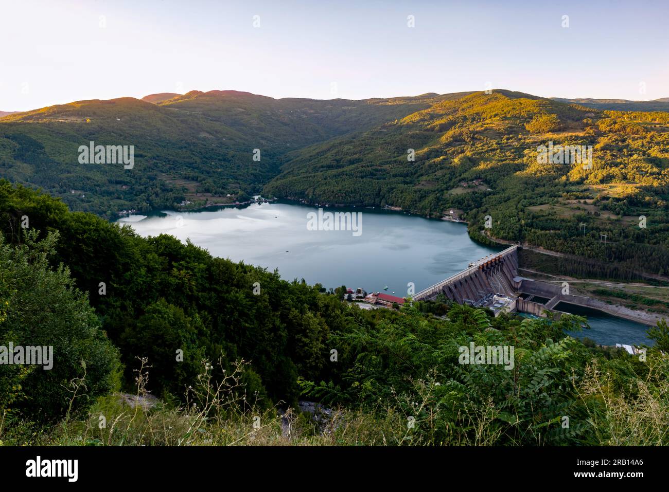 Lac Perucac et barrage de barrage d'eau sur la rivière Drina en Serbie avant le coucher du soleil. Banque D'Images