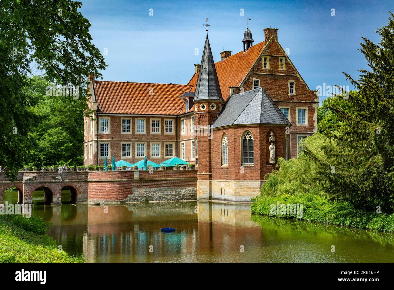 Allemagne, Havixbeck, Baumberge, Muensterland, Westphalie, Rhénanie du Nord-Westphalie, château de Huelshoff, château à douves, Renaissance, maison principale avec chapelle du château, néo-gothique, douves, tombes, lieu de naissance et maison parentale du poète Annette von Droste-Huelshoff Banque D'Images