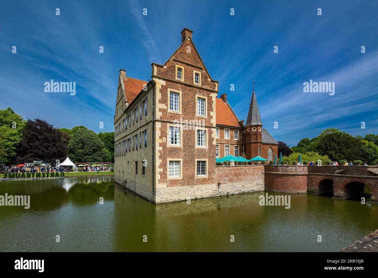 Allemagne, Havixbeck, Baumberge, Muensterland, Westphalie, Rhénanie du Nord-Westphalie, château de Huelshoff, château à douves, Renaissance, maison principale avec chapelle du château, néo-gothique, douves, tombes, lieu de naissance et maison parentale du poète Annette von Droste-Huelshoff Banque D'Images