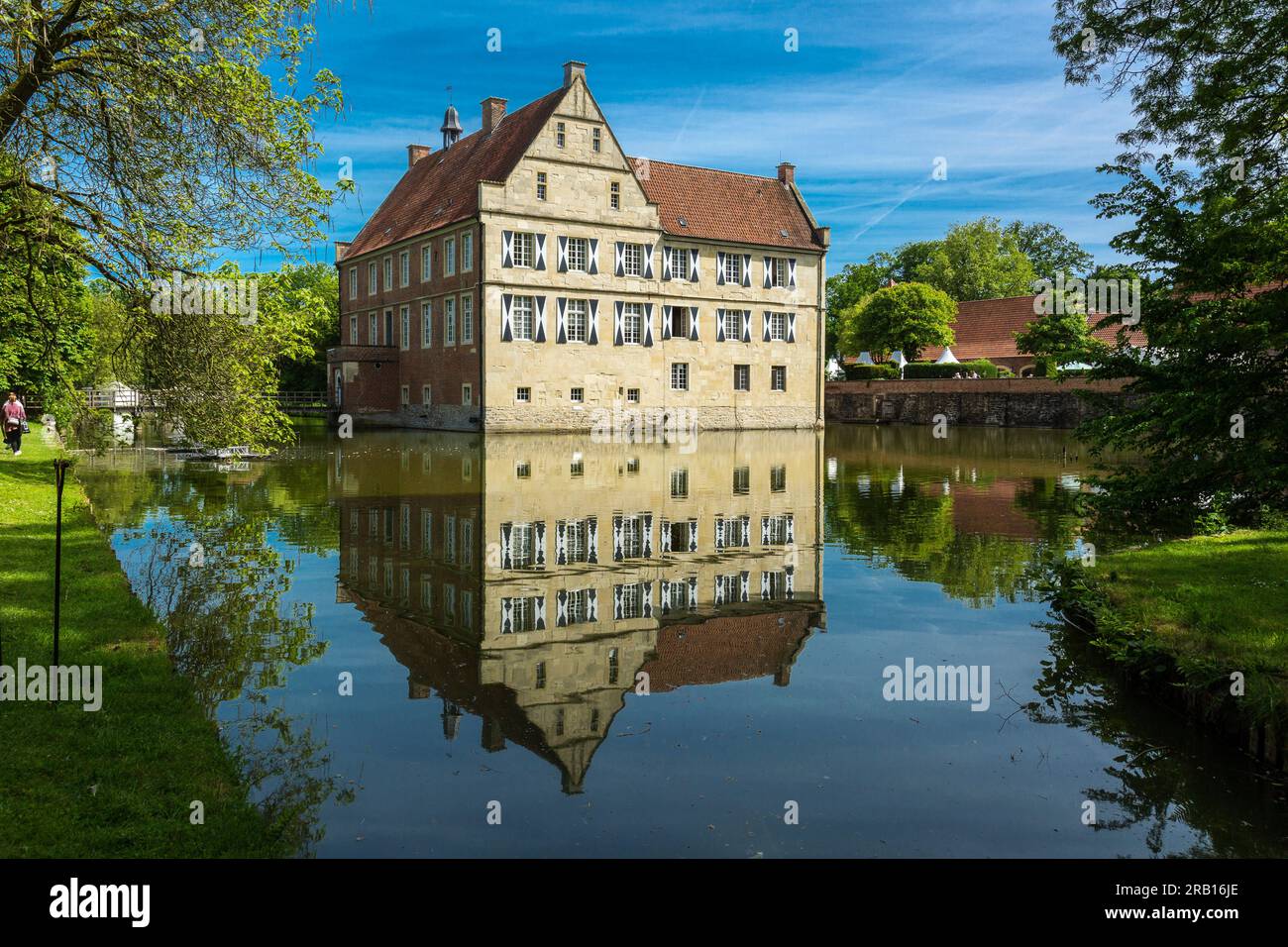 Allemagne, Havixbeck, Baumberge, Muensterland, Westphalie, Rhénanie du Nord-Westphalie, Château de Huelshoff, Château à douves, Renaissance, maison principale, Étang du château, tombes, lieu de naissance et maison parentale de la poète Annette von Droste-Huelshoff Banque D'Images