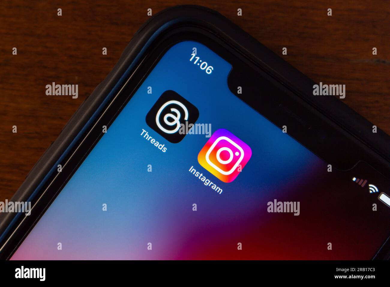 Applications threads et icônes Instagram visibles sur un écran iPhone. Threads est une application SNS en ligne appartenant à la société américaine Meta Platforms Inc. Il a été lancé le 5 juillet Banque D'Images
