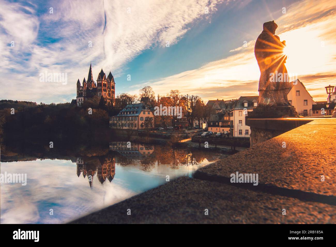 Vue depuis le vieux pont de Lahn sur la rivière Lahn à la cathédrale de Limbourg, beau paysage tourné le matin au lever du soleil Banque D'Images