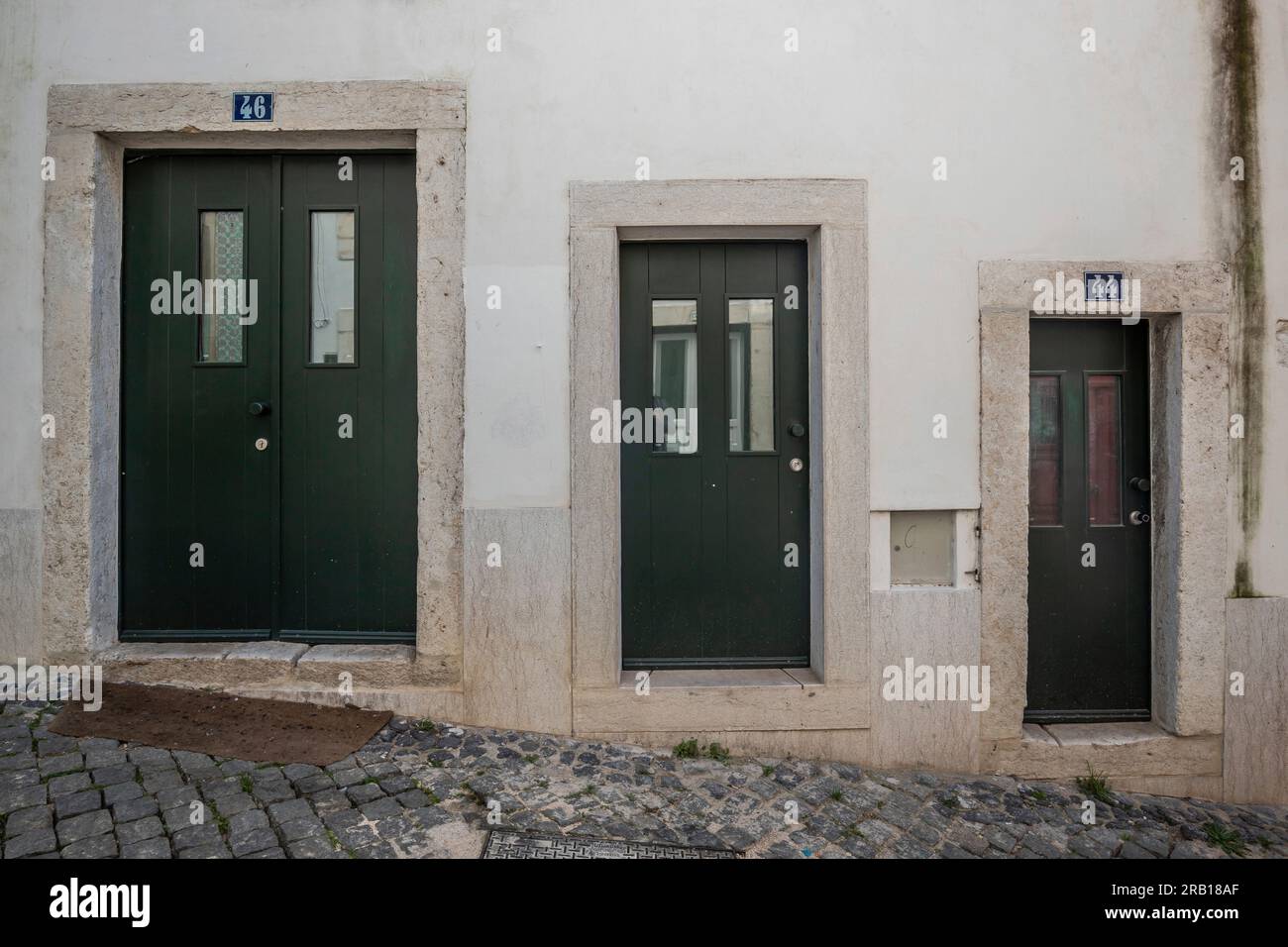 Rues étroites et vieilles maisons dans la vieille ville Alfama, la vie urbaine dans une ville avec des bâtiments historiques et beaucoup de culture, façades, portes d'entrée, Lisbonne, Portugal Banque D'Images