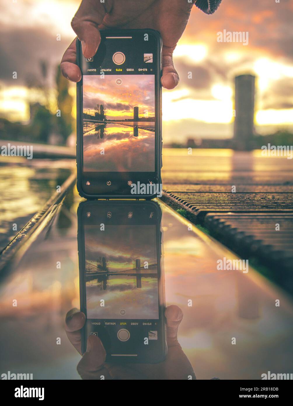 Photo de téléphone portable ( I Phone ), reflet dans une flaque d'eau à Francfort-sur-le-main, Hesse, Allemagne Banque D'Images