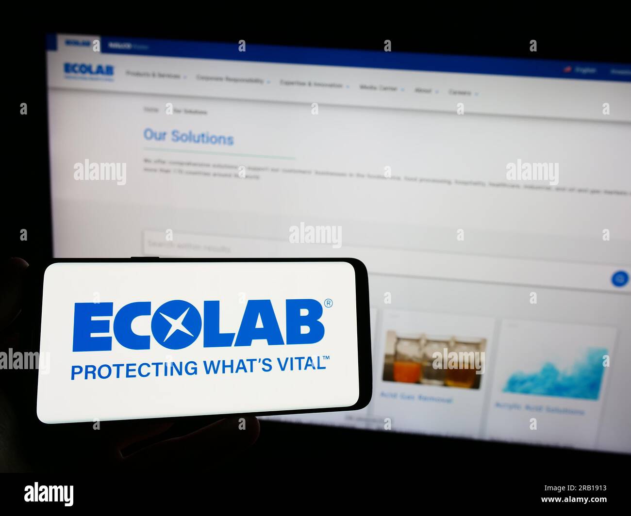 Personne tenant un smartphone avec le logo de la société américaine de technologie de l'eau Ecolab Inc. Sur l'écran devant le site Web. Concentrez-vous sur l'affichage du téléphone. Banque D'Images