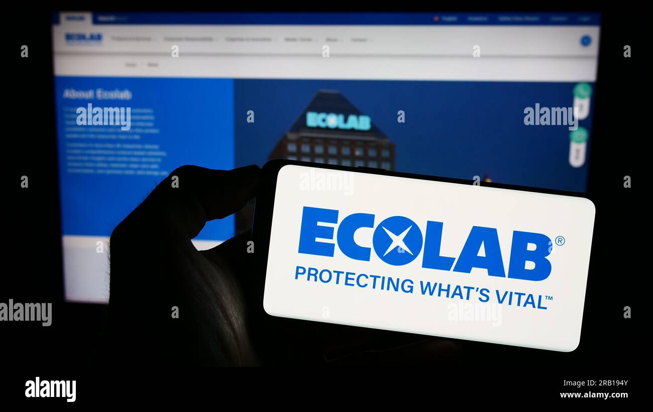 Personne tenant un téléphone mobile avec le logo de la société américaine de technologie de l'eau Ecolab Inc. Sur l'écran devant la page Web. Concentrez-vous sur l'affichage du téléphone. Banque D'Images