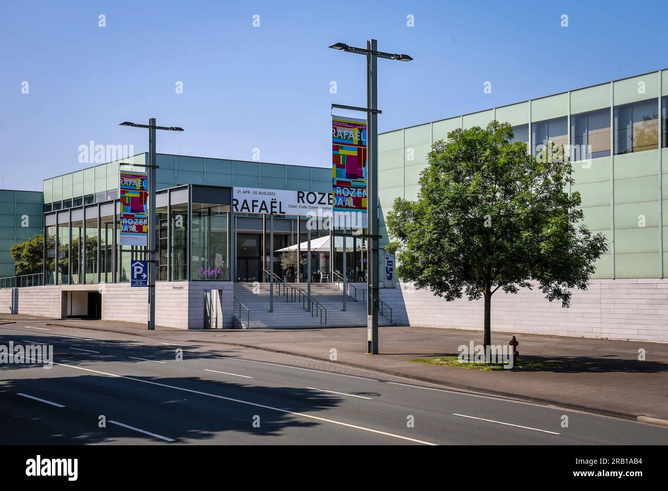 Essen, Rhénanie du Nord-Westphalie, Allemagne - le Musée Folkwang est un musée d'art situé à Essen sur Bismarckstrasse. Il a été ouvert en 1902 à Hagen par le mécène Karl Ernst Osthaus sous le nom Folkwang Museum et a longtemps joué un rôle de pionnier dans le domaine de l'art moderne. 21 avril 2023 - 20 AOÛT 2023 exposition RAFAEL ROZENDAAL couleur, Code, communication. Banque D'Images